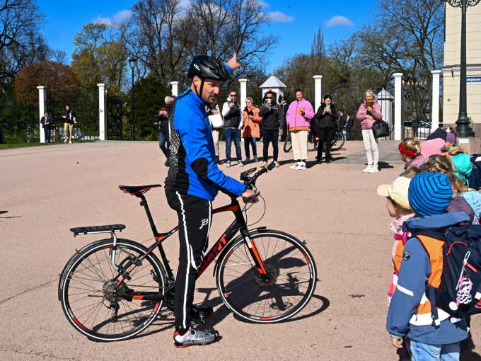 Unge tilskuere på Slottsplassen. Foto: Sven Gj. Gjeruldsen, Det kongelige hoff