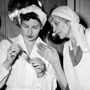 Prinseassa Astrid ja oahpaheaddji Lolly Ræstad, Lolly Ræstad Husholdningsskuvllas, 1955 (Govva: Nordby og Svensson / Scanpix)x)