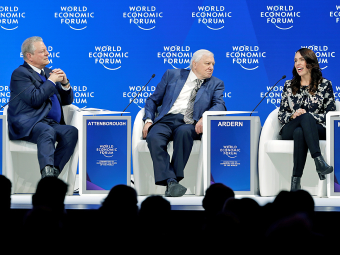 USAs tidligere visepresident Al Gore, programlederen Sir David Attenborough og New Zealands statsminister Jacinda Ardern under sesjonen «Safeguarding Our Planet». Foto: REUTERS/Arnd Wiegmann