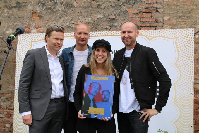 Stargate valgte å gi stipendet videre til Lillehammer Institute for Music Production (LIMPI), en nyopprettet musikkskole som samler nasjonale og internasjonale musikktalenter. LIMPIs grunlegger Magnus Beite, mottok stipendet sammen med representanter fra elevene. Foto: Det kongelige hoff. 