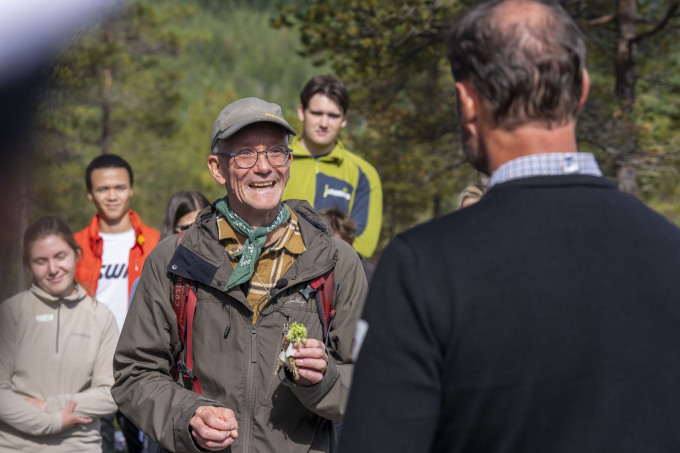 Professor Knut Rydgren fra Høgskulen på Vestlandet forteller om myrområdet Haukåsmyra. Foto: Heiko Junge, NTB