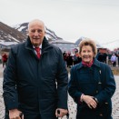 Kong Harald og Dronning Sonja besøkte Longyearbyen 16. og 17. juni 2025 under fylkesturen til Troms og Svalbard. Her etter et besøk til Universitetssenteret på Svalbard tirsdag 17. juni 2025. Bildet er frigitt for pressen og kan benyttes fritt mot kreditering. Foto: Ola Vatn, Det kongelige hoff