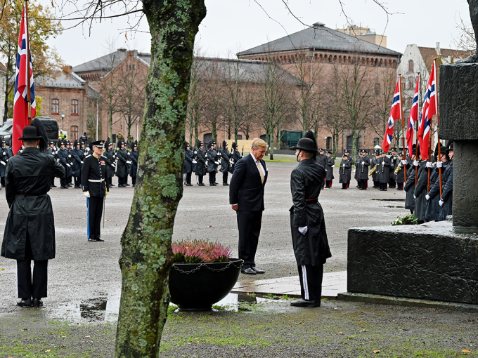 Lea dáhpin ahte stáhtaguossástallama oktavuođas bidjet lieđđekránssa Akershus  Našunálamonumeantta lusa. Govva: Sven Gj. Gjeruldsen, Gonagaslaš hoavva