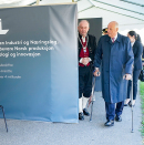 Kong Harald, i følge med ordfører Odd Jostein Drotninghaug, hilser på representanter for lokalt næringsliv på veien til utescenen i Kykjeparken. Foto: Lise Åserud / NTB