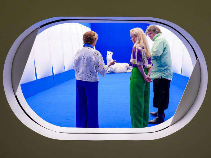 Børre Sæthre viser fram verket sitt “My Private Sky”. Foto: Liv Anette Luane, Det kongelige hoff