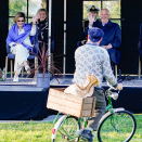 Kongeparet fikk oppleve lokal humor med komikeren Bertram (Geir Kvalvaag). Foto: Lise Åserud /NTB