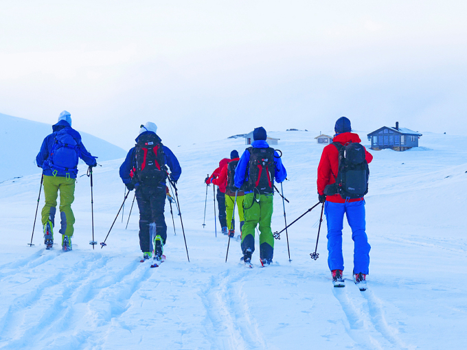 Kronprins Haakon på tur opp fra Fiskfjord og inn til Haakonsbu dagen før åpning. Med på turen er folk fra Harstad Turlag og Den Norske Turistforening. Foto: Rune Stoltz Bertinussen / NTB scanpix