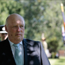 Gonagas Harald inspisere gudnisoalddáhiid, dat lei oassin buresboahtinseremoniijas. Govva: David Gray, Reuters / NTB scanpix
