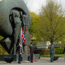 8. mai: Kong Harald legger ned krans ved Nasjonalmonumentet på Akershus festning under markeringen av Frigjøringsdagen og Nasjonal veterandag. (Foto: Kyrre Lien / NTB scanpix) 