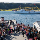 Kongeskipet har lagt til utenfor Lauvsnes i Flatanger kommune, og Kronprinsparet går i land. Foto: Berit Roald, NTB scanpix