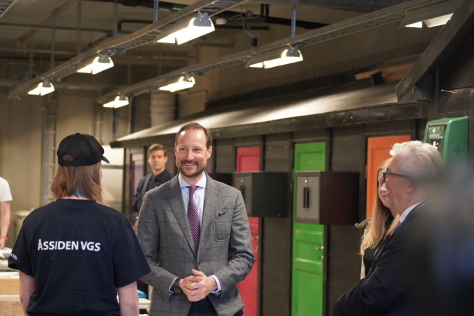 Kronprinsen fikk en orientering om konkurransen og fikk høre mer om verdien av å få vist frem gode ferdigheter. Foto: Sara Svanemyr, Det kongelige hoff