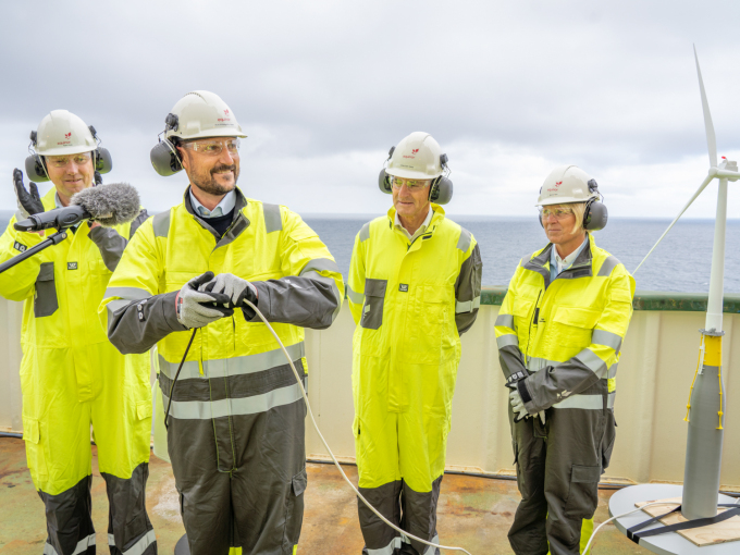 Hywind Tampen er no ein fullt operativ vindpark, og opninga vart markert av Kronprins Haakon og statsminister Jonas Gahr Støre. Til stades var òg Kjetil Hove, konserndirektør for norsk sokkel i Equinor, og Siri Kindem, leiar for Equinors fornybarsatsing i Noreg. Foto: Ole Berg-Rusten / NTB