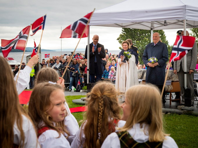 Flott bursdagssang på Gjøvik. Foto: Heiko Junge, NTB scanpix.