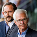 11. mai: Kronprins Haakon er til stede ved minnemarkeringen for Grete Waitz på Bislett Stadion. Her med Jack Waitz. (Foto: Thomas Winje Øijord / Scanpix)
