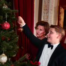 Den 19. desember var det julefotografering på Slottet. Kongeparet, Kronprinsparet, Prinsesse Ingrid Alexandra og Prins Sverre Magnus var samlet om juletreet i Røde salong. Foto: Lise Åserud, NTB scanpix