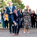 Ruvdnaprinsabárra geahččala oahppat petanque – mii lea hui áigeguovdilis speallu Holmestrandas. Govva: Lise Åserud, NTB scanpix