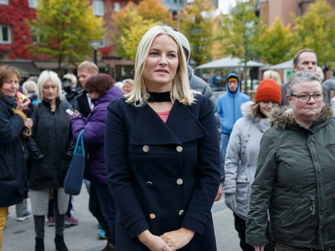 Kronprinsessen utenfor Asker Kulturhus der hun deltok på Mental Helse Ungdoms markering av Verdensdagen for psykisk helse i 2016. Foto: Cornelius Poppe / NTB scanpix