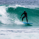 Kronprins Haakon surfer utenfor Sunnmøre. Handoutbilde fra Det kongelige hoff publisert 07.10.2017. Bildet er kun til redaksjonell bruk - ikke for salg. Foto: Fjordlapse Photography, Det kongelige hoff.