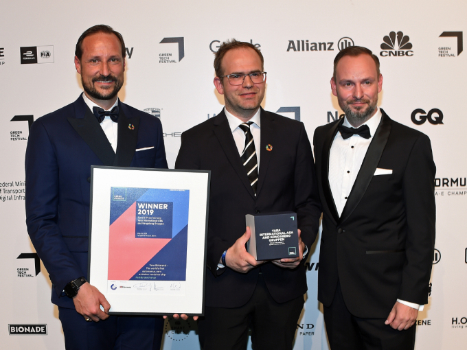 Marco Voigt, en av festivalens initiativtagere, delte ut den norske prisen til Yara. Kronprins Haakon hadde æren av å overrekke utmerkelsen. Foto: Sven Gj. Gjeruldsen, Det kongelige hoff