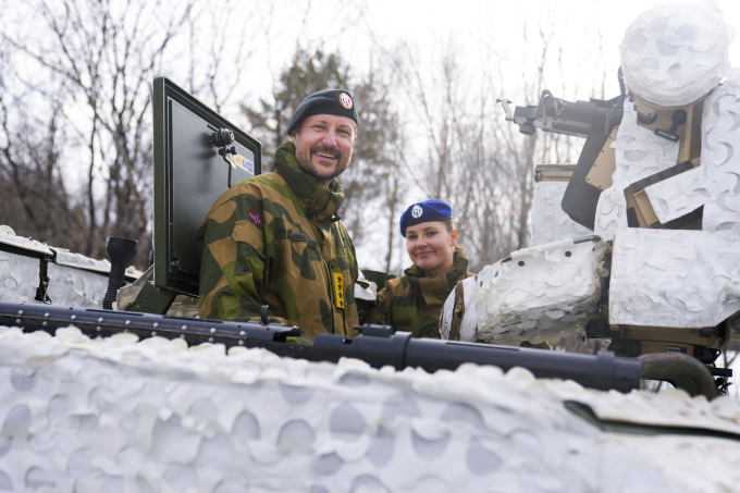 Kronprinsregenten og Prinsesse Ingrid Alexandra under materielldemonstrasjonen. Prinsessen har som vernepliktig  vært skytter på CV90 stormingeniørpanservogn. Foto: Heiko Junge, NTB