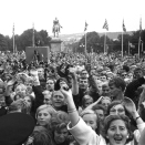 Utenfor Slottet var plassen var full av feirende som håpet på et glimt av de nygifte. Foto: Aktuell / Scanpix
