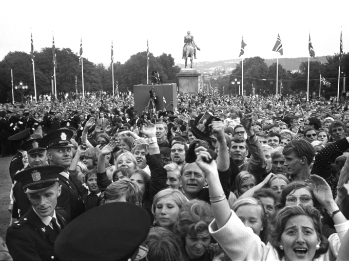 Tusenvis var møtt fram på Slottsplassen for å hilse de nygifte. Foto: Aktuell / Scanpix