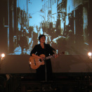 26. november: Kong Harald er til stede under minnekonserten for de 532 norske jødene som ble deportert med det tyske skipet «Donau» og fraktet til Auschwitz. Sangeren og gitaristen Bente Kahan under konserten «Home» (Foto: Sven Gj. Gjeruldsen, Det kongelige hoff) 
