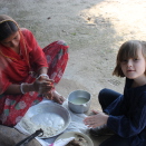 Prinsesse Ingrid Alexandra lager indisk brød saman med en kvinne i Rajastan, India.  Publisert 22.12. 2010. Handoutbilde fra Det kongelige hoff.  Bildet er kun til redaksjonell bruk - ikke for salg. Foto: Det kongelige hoff. Størrelse: 4752 x 3168 px, 5,48 Mb.