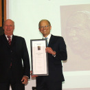 Miessemánu 5. beaivvi: Gonagas addá Gunnar Randers 2011 Dutkanbálkka&#154;umi professor Mogens H. Jensenii (Govva: Einar Madsen, IFE)