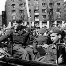 Miessemánu 13. beaivvi 1945 máhcai Ruvdnaprinsa Olav Norgii. Max Manus lea heaggavákta (Govva: NTB/Scanpix)
