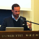 Desember 2011 var Kronprinsen hovedtaler under FN utviklingsprograms serie av såkalte &#147;Kapuscinski lectures&#148; på universitetet i Warszawa, Polen. Kronprinsen snakket om status for arbeidet med FNs tusenårsmål for studenter og lærere ved universitetet. (Foto: Christian Lagaard, Det kongelige hoff)