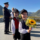 Blomsterguttene Håkon og Magnus venter på Kongeparet. Foto: Liv Anette Luane, Det kongelege hoffet