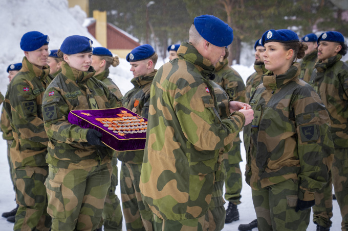 Prinsessen tildeles vernedyktighetsmedalje under en høytidelig seremoni. Foto: Heiko Junge, NTB
