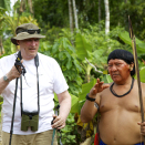 Yanomamienes leder, Davi Kopenawa, forteller Kongen om hvordan indianerne jakter og skaffer mat fra skogen. . Publisert 04.05 2013. Handoutbilde fra Det kongelige hoff. Bildet er kun til redaksjonell bruk - ikke for salg. Foto: Rainforest Foundation Norway / ISA Brazil.
