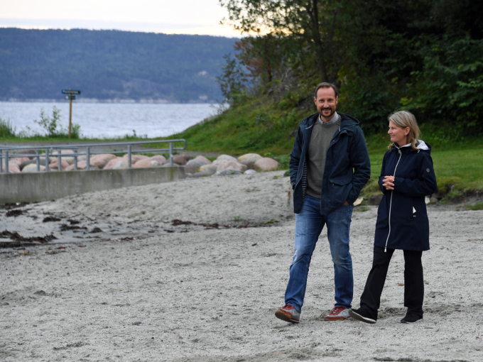 Askers ordfører Lene Conradi orienterte Kronprinsen om arbeidet kommunen gjør for å bedre klimaet og miljøet langs strandsonen. Foto: Sven Gj. Gjeruldsen, Det kongelige hoff