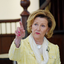 Dronningen i Dronning Sonja KunstStall under monteringen av første utstilling ved åpningen i 2017. Bildet er kun til redaksjonell bruk - ikke for salg. Foto: Sven Gj. Gjeruldsen, Det kongelige hoff.