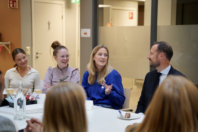 Medarbeider og saksbehandler Kaja Øien Hultgren ga en innføring i arbeidet ved Jussbuss. Foto: Sara Svanemyr, Det kongelige hoff
