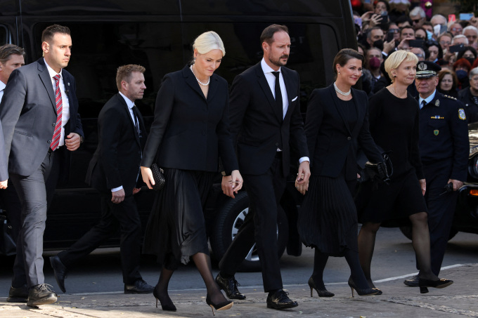 Kronprinsparet og Prinsesse Märtha Louise utenfor Mitropoliskatedralen i Athen. Foto: Reuters