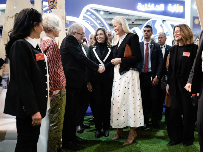 Jostein Gaarder er en av 17 norske forfattere som publikum får møte på bokmessen. Her hilser han på Kronprinsesse Mette-Marit. Foto: Cornelius Poppe, NTB