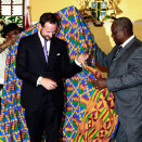 Várrepresideanta John Dramani Mahama gudnijahtii Ruvdnaprinssa go giesai su kente sisa (Govva: Lise Åserud / Scanpix)