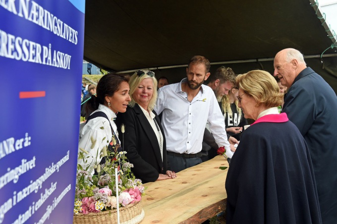 Gonagasbárra beasai dearvvahit máŋga organisašuvnna guossástallan mátkkistis, earet eará Askøy Ealáhussearvvi. Govva: Sven Gj. Gjeruldsen, Gonagaslaš hoavva. 