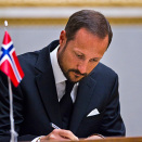 25.07: Ruvdnaprinsa Haakon &#269;állá namas kondolánsagirjái mii lei biddjojuvvon Universitehta aulai (Govva: Vegard Grøtt / Scanpix)