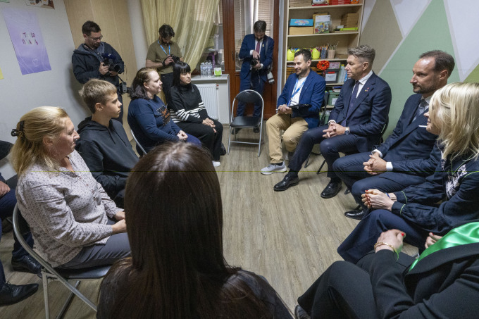 Samtale med internt fordrevne ukrainske familier. Foto: Heiko Junge / NTB