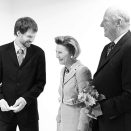 Kongeparet med kunsternen Thomas Phil under en omvisning i Sjømannskirkens galleri (Foto: Sigrid Thorbjørnsen)