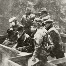 Gonagas Haakon ja Dronnet Maud álggaheigga 1906:s dan árbevieru ahte Gonagasbárra &#269;uovvu Holmenkollen njuikemiid (Govva: Worm-Petersen, Kristiania / Gonagasla&#154; hoava vuorkágovva )