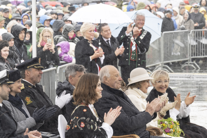 Kongeparet til stede under åpningsarrangementet på Festplassen i Bergen. Foto: Thor Brødreskift / Festspillene i Bergen