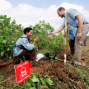 Kronprinsens første feltreise for UNDP gikk til Kambodsja i 2004. Det inkluderte blant annet et besøk til minerydderne ved Cambodia Mine Action Centre (CMAC) i Kampong Chnang. Foto: Erlend Aas / NTB scanpix