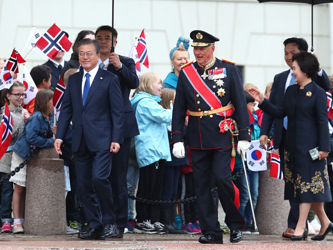 Mánát sevve Korea ja Norgga leavggaiguin Šloahttašiljus. Presideantabárra, Gonagas ja Ruvdnaprinsa aste bisánit dearvvahit mánáid maŋŋá allaáiggálaš buresboahtinseremoniija. Govva: Ryan Kelly / NTB scanpix