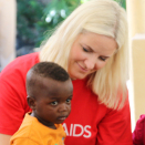 I Tanzania fikk hun se hvordan mødre med HIV nå får sunne barn, takket være tilgang på viktige medisiner. Foto: Christian Laagard, Det kongelige hoff