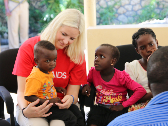 I Tanzania 2016 kunne Kronprinsessen se hvordan gode medisiner har hindret at hiv-smitten moren bærer blir overført til barnet. Foto: Christian Laagard, Det kongelige hoff